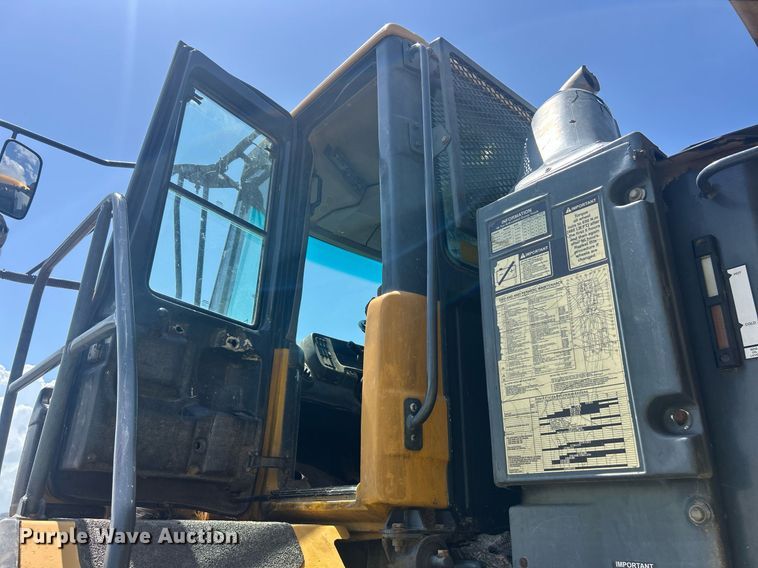 image for item YA0754 2005 John Deere 400D articulated haul truck