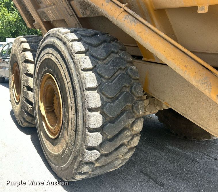 image for item YA0754 2005 John Deere 400D articulated haul truck