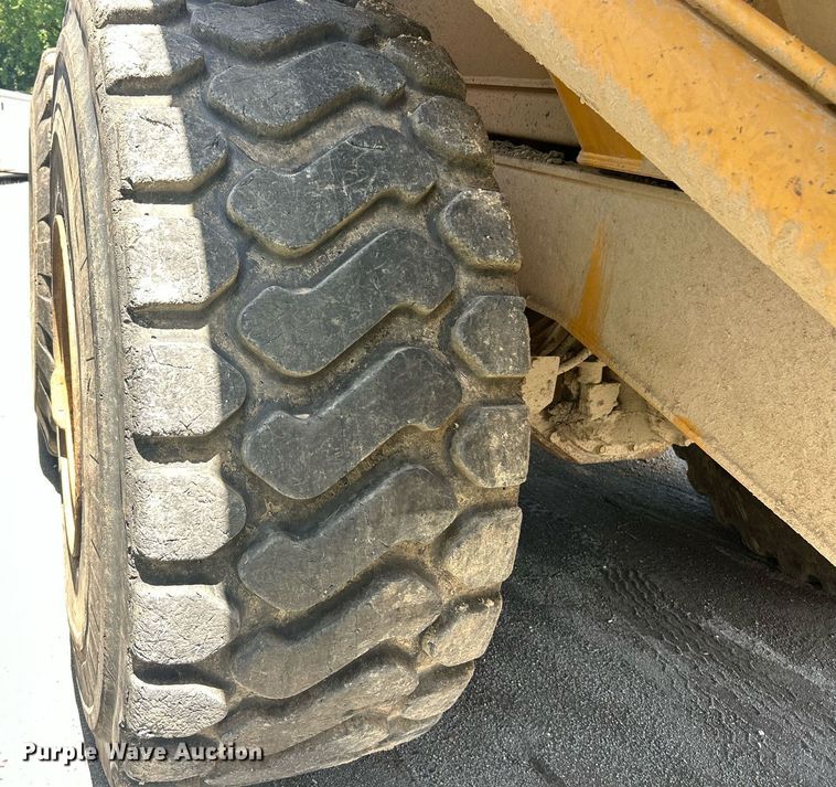 image for item YA0754 2005 John Deere 400D articulated haul truck