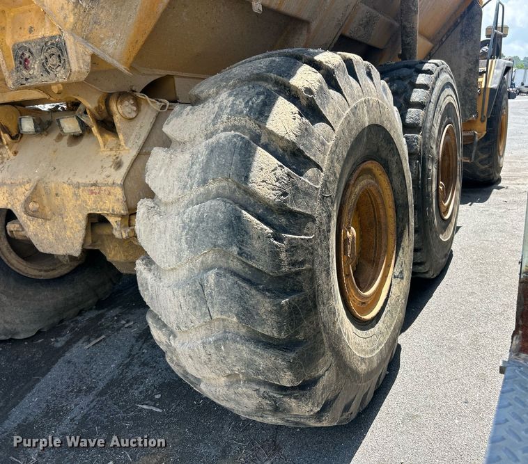 image for item YA0754 2005 John Deere 400D articulated haul truck