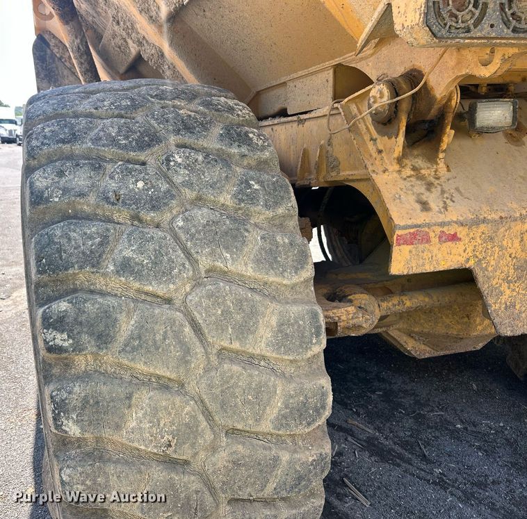 image for item YA0754 2005 John Deere 400D articulated haul truck