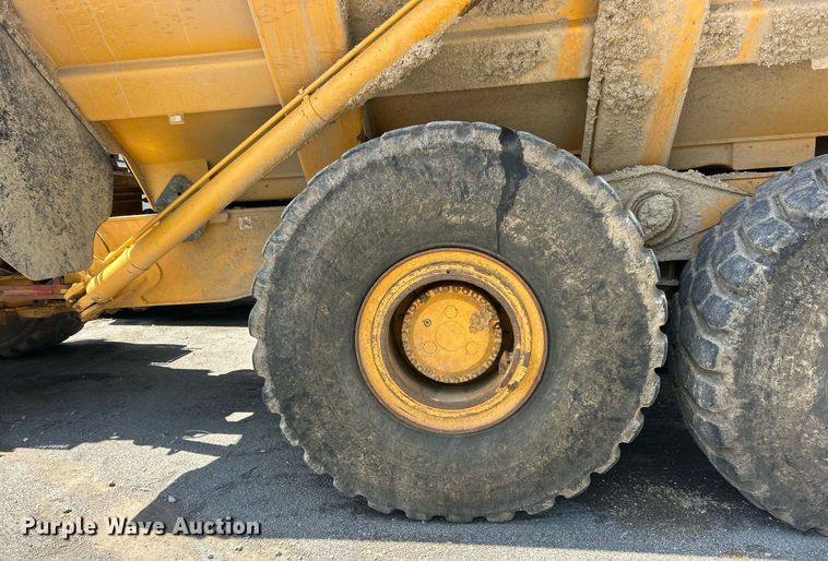 image for item YA0754 2005 John Deere 400D articulated haul truck