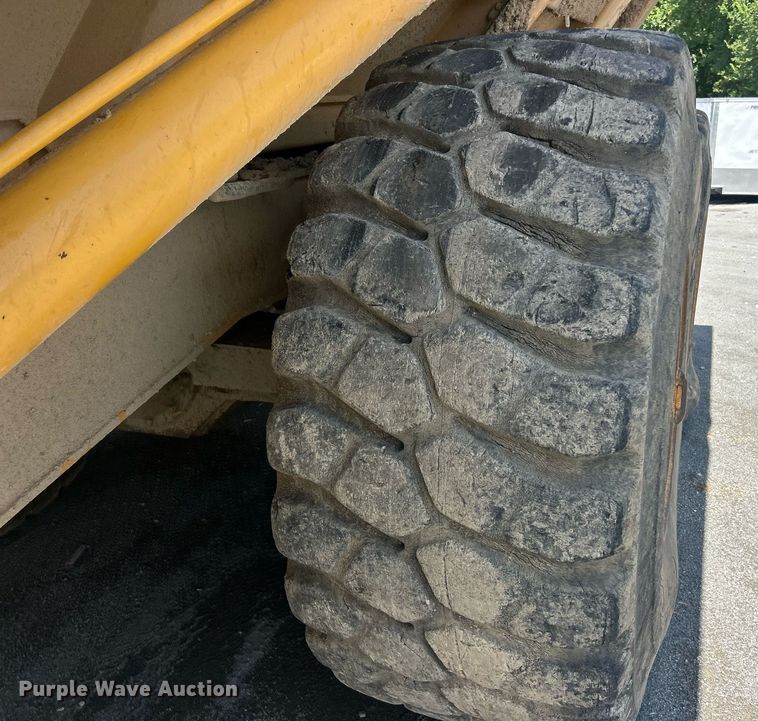 image for item YA0754 2005 John Deere 400D articulated haul truck