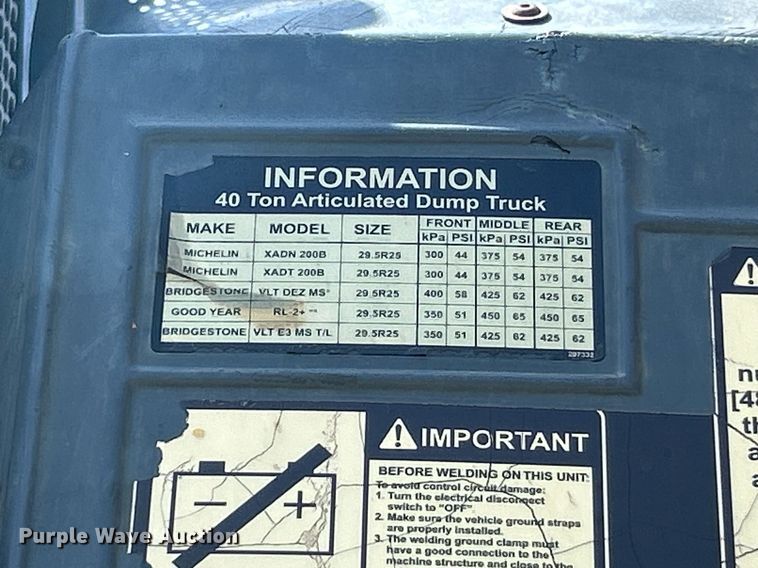 image for item YA0754 2005 John Deere 400D articulated haul truck