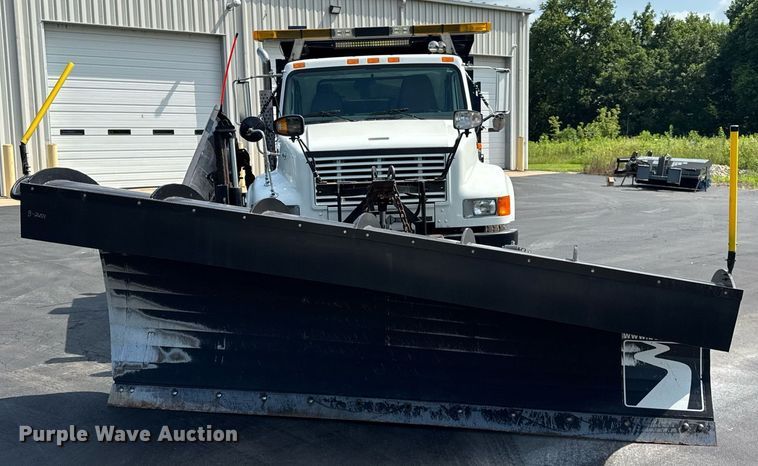 image for item DJ9676 2002 International 4900 dump truck