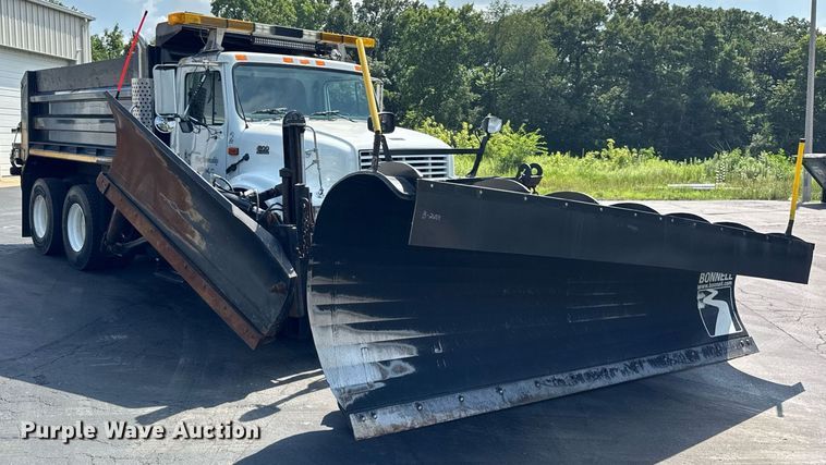 image for item DJ9676 2002 International 4900 dump truck