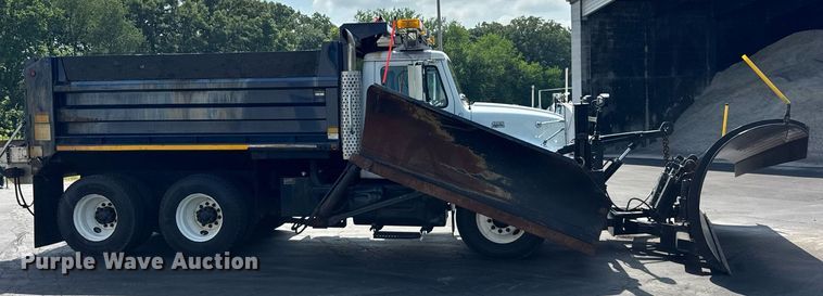 image for item DJ9676 2002 International 4900 dump truck