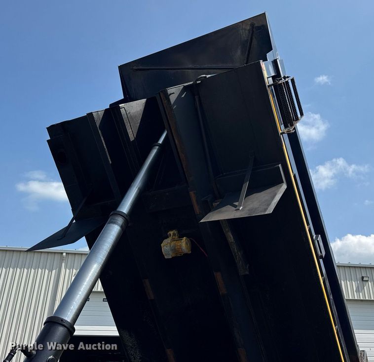 image for item DJ9676 2002 International 4900 dump truck