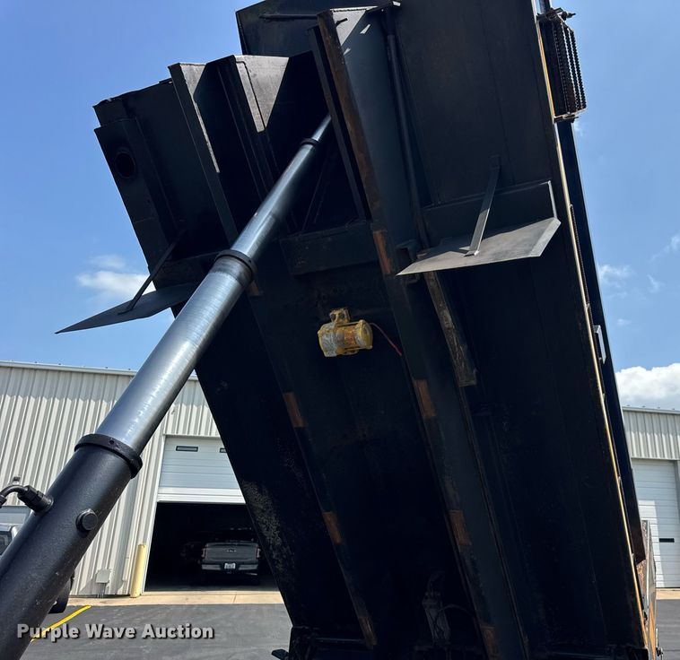 image for item DJ9676 2002 International 4900 dump truck