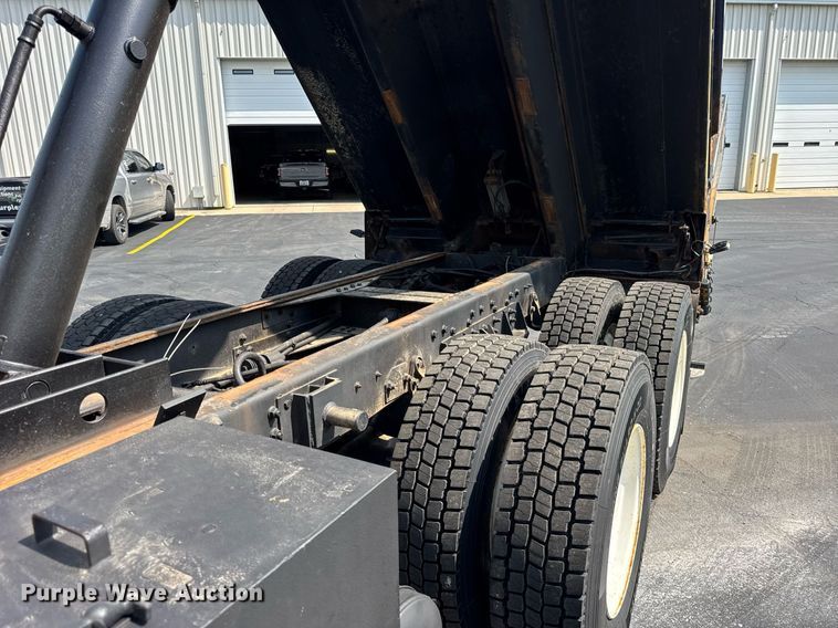 image for item DJ9676 2002 International 4900 dump truck