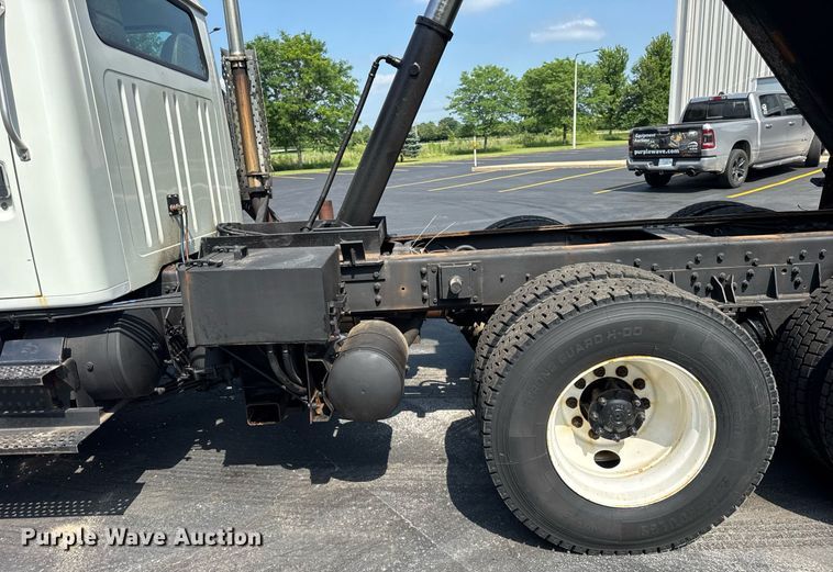 image for item DJ9676 2002 International 4900 dump truck