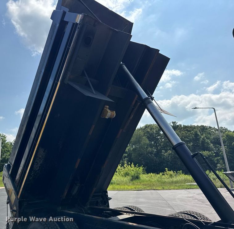 image for item DJ9676 2002 International 4900 dump truck