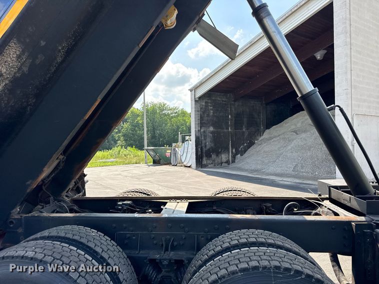 image for item DJ9676 2002 International 4900 dump truck