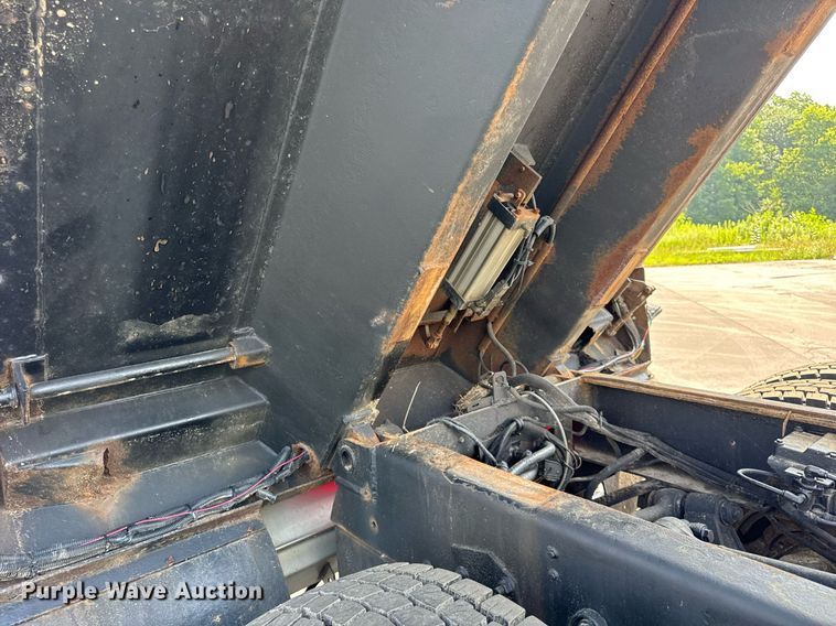 image for item DJ9676 2002 International 4900 dump truck