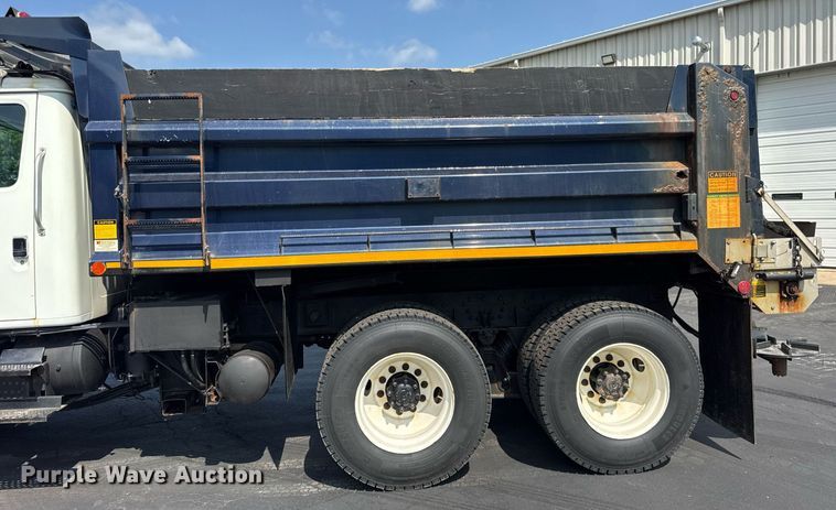 image for item DJ9676 2002 International 4900 dump truck