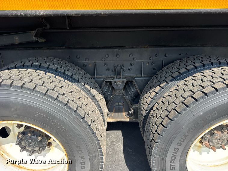 image for item DJ9676 2002 International 4900 dump truck