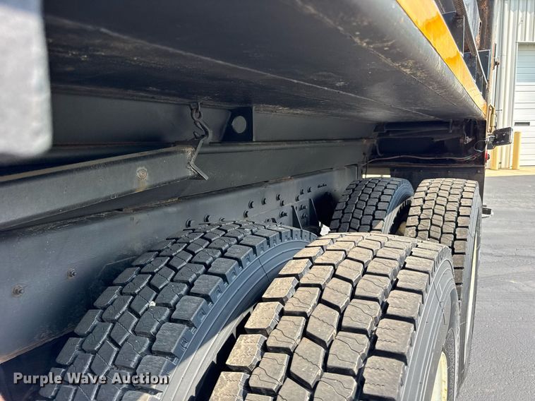 image for item DJ9676 2002 International 4900 dump truck