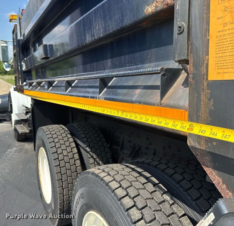 image for item DJ9676 2002 International 4900 dump truck