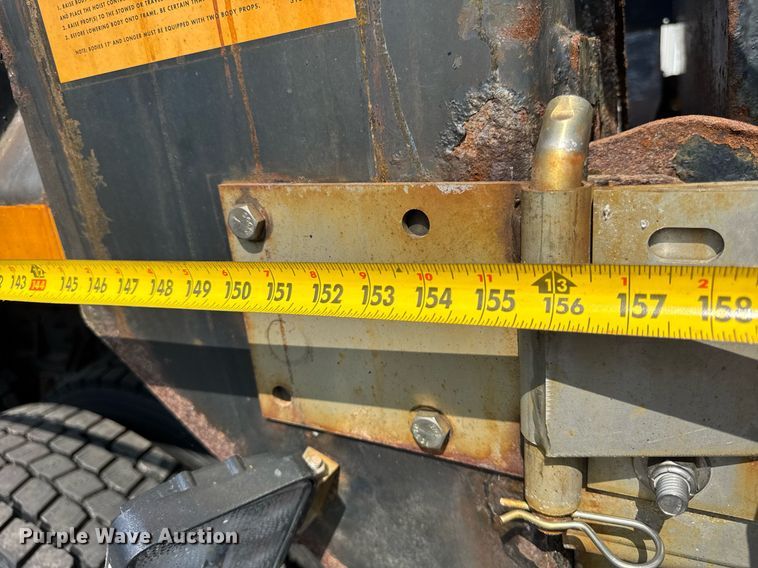 image for item DJ9676 2002 International 4900 dump truck