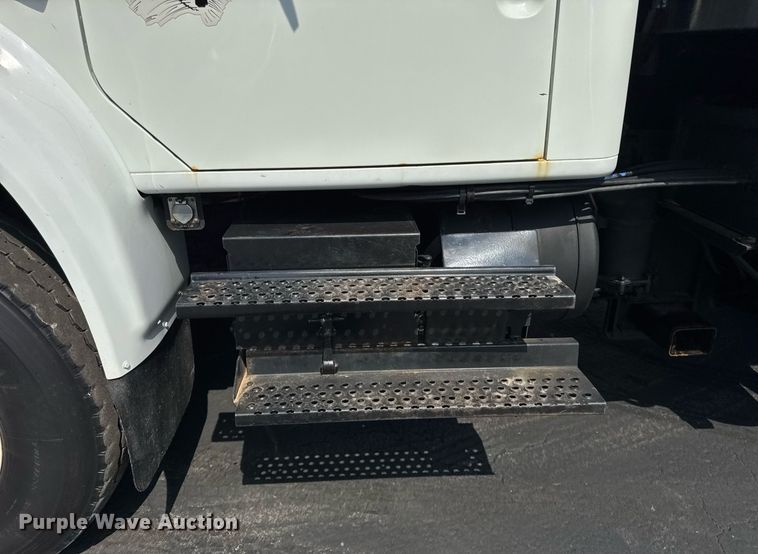 image for item DJ9676 2002 International 4900 dump truck