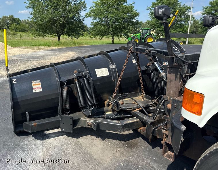 image for item DJ9676 2002 International 4900 dump truck