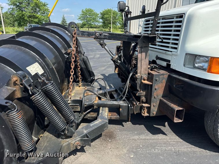 image for item DJ9676 2002 International 4900 dump truck