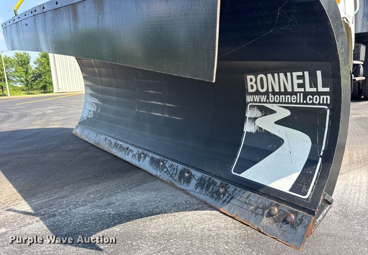 image for item DJ9676 2002 International 4900 dump truck