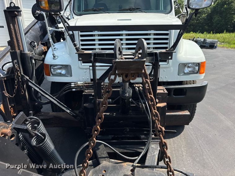 image for item DJ9676 2002 International 4900 dump truck