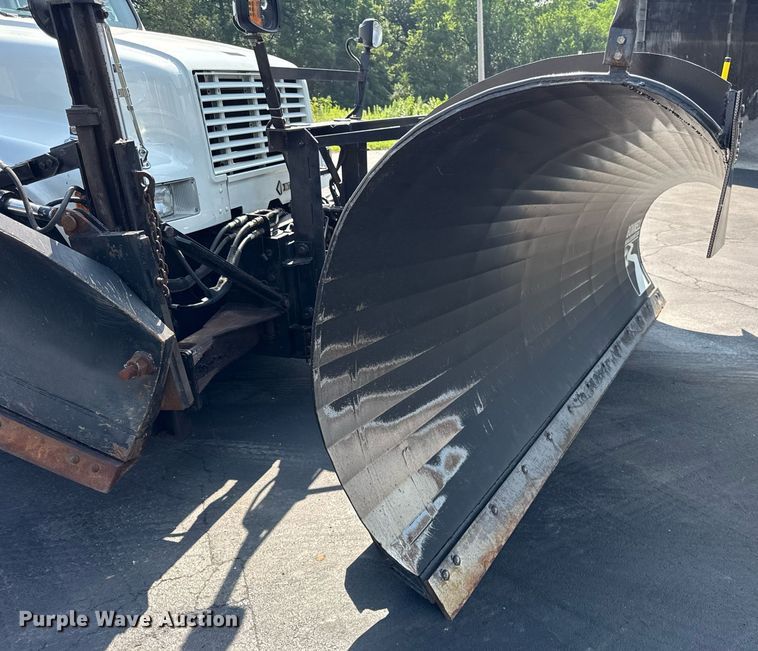 image for item DJ9676 2002 International 4900 dump truck