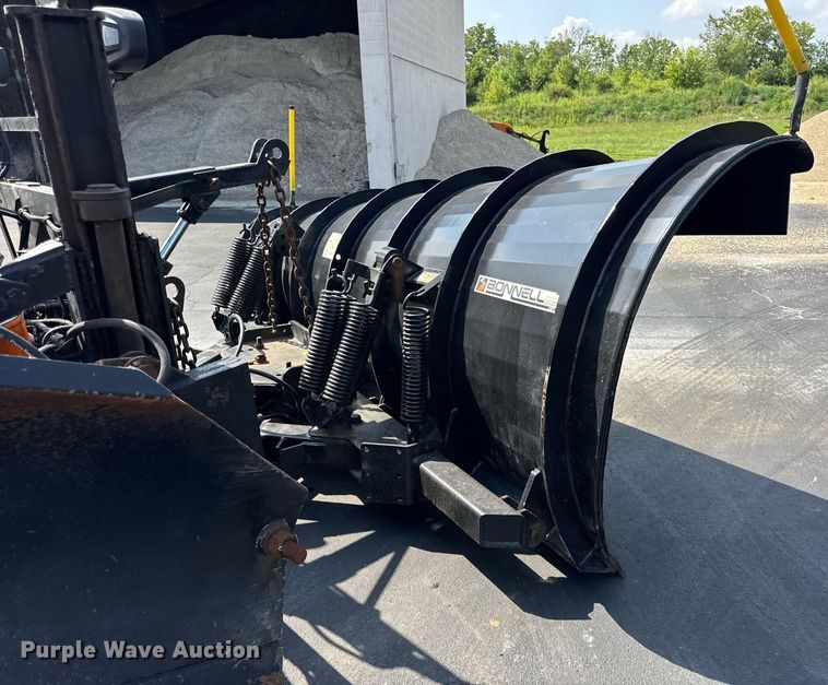 image for item DJ9676 2002 International 4900 dump truck