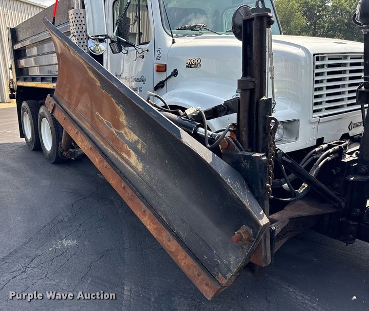 image for item DJ9676 2002 International 4900 dump truck