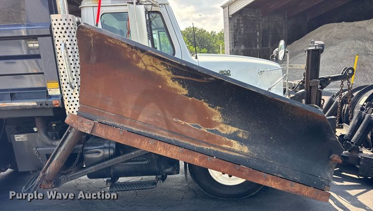 image for item DJ9676 2002 International 4900 dump truck