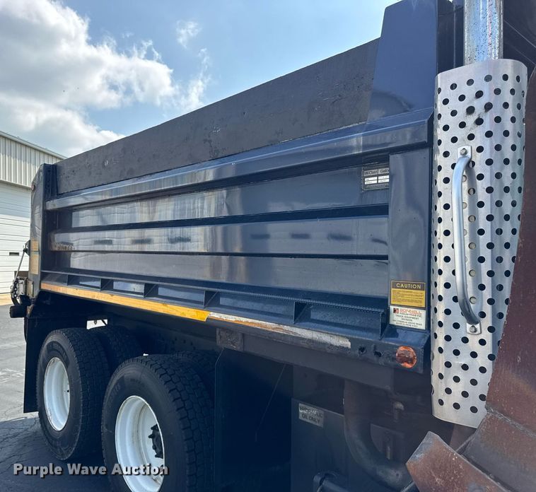 image for item DJ9676 2002 International 4900 dump truck