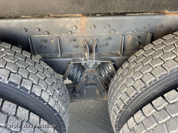 image for item DJ9676 2002 International 4900 dump truck