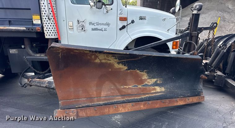 image for item DJ9676 2002 International 4900 dump truck