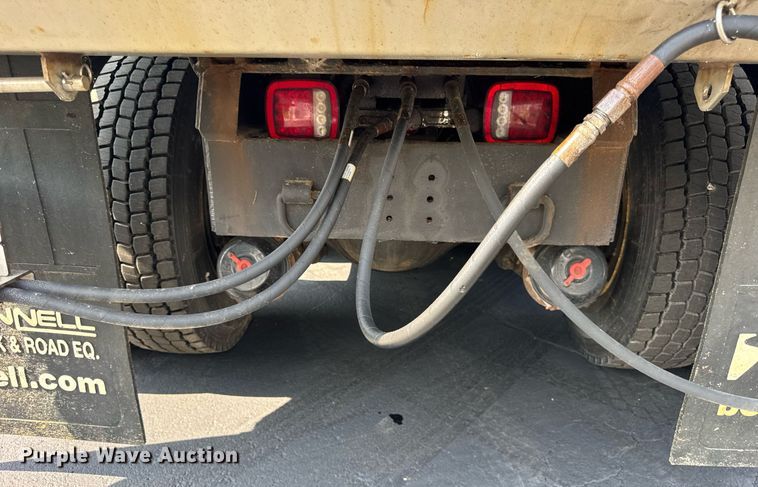 image for item DJ9676 2002 International 4900 dump truck