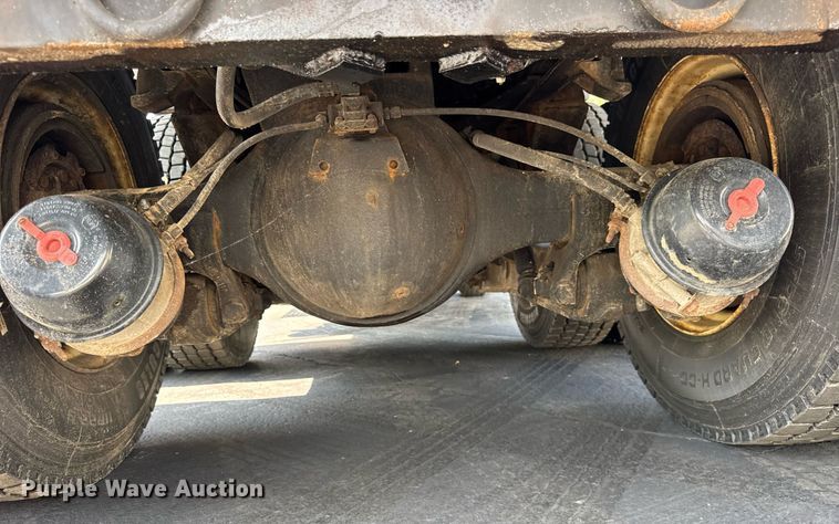 image for item DJ9676 2002 International 4900 dump truck