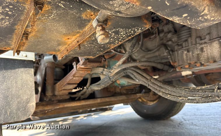 image for item DJ9676 2002 International 4900 dump truck