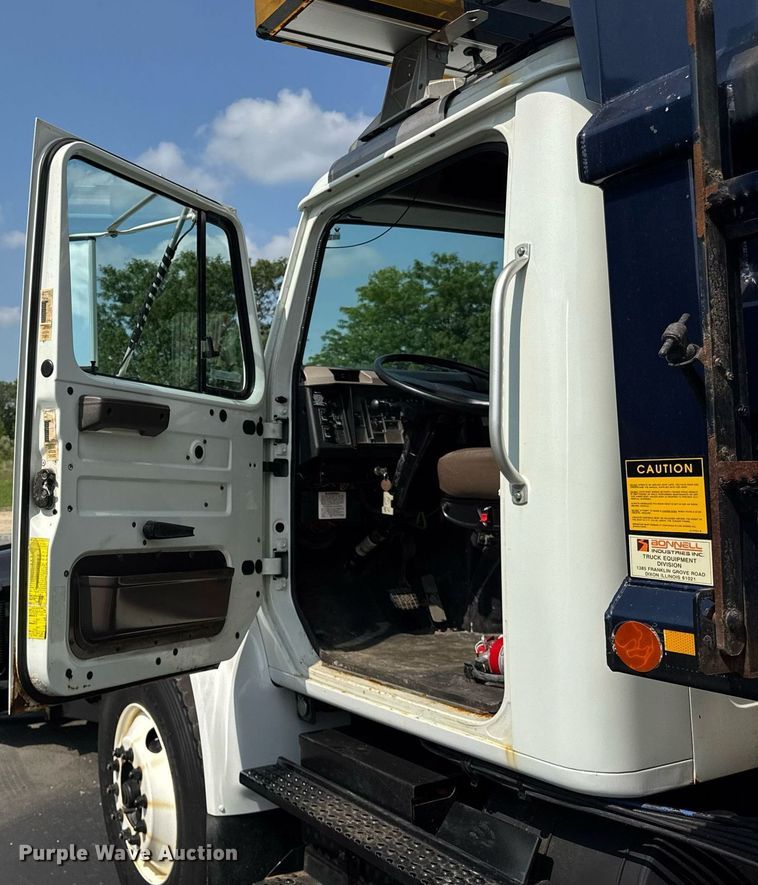 image for item DJ9676 2002 International 4900 dump truck