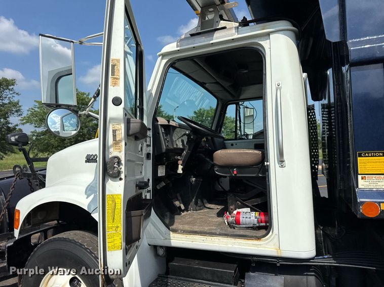 image for item DJ9676 2002 International 4900 dump truck