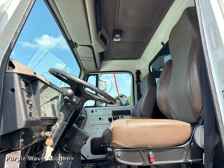 image for item DJ9676 2002 International 4900 dump truck