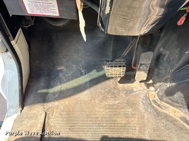 image for item DJ9676 2002 International 4900 dump truck