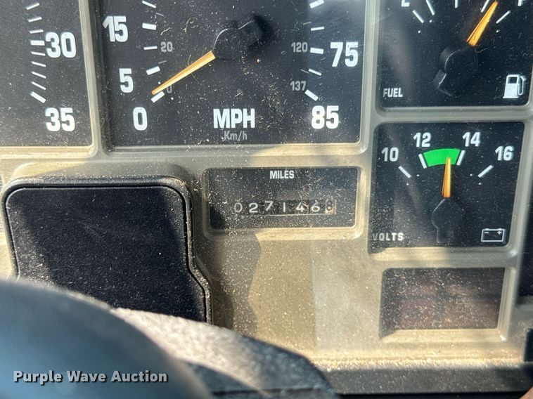 image for item DJ9676 2002 International 4900 dump truck