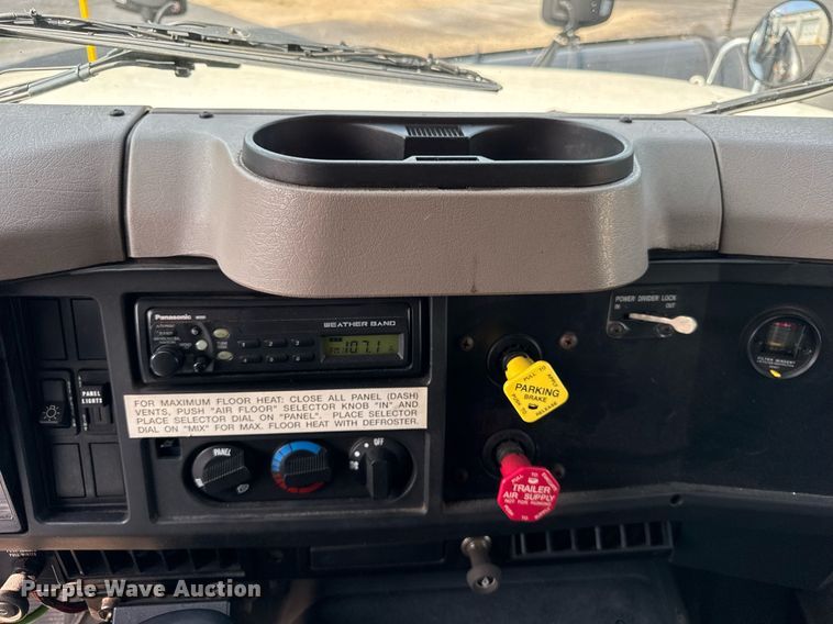 image for item DJ9676 2002 International 4900 dump truck