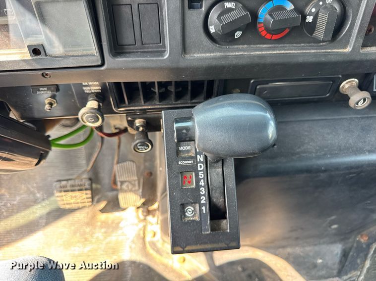 image for item DJ9676 2002 International 4900 dump truck