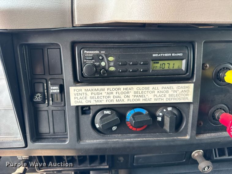 image for item DJ9676 2002 International 4900 dump truck