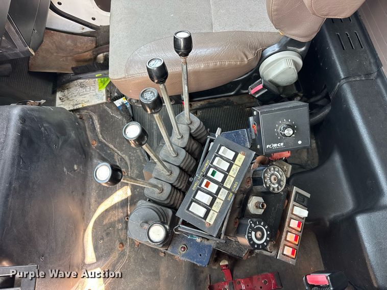 image for item DJ9676 2002 International 4900 dump truck