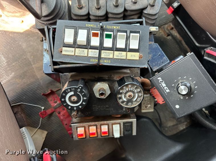 image for item DJ9676 2002 International 4900 dump truck