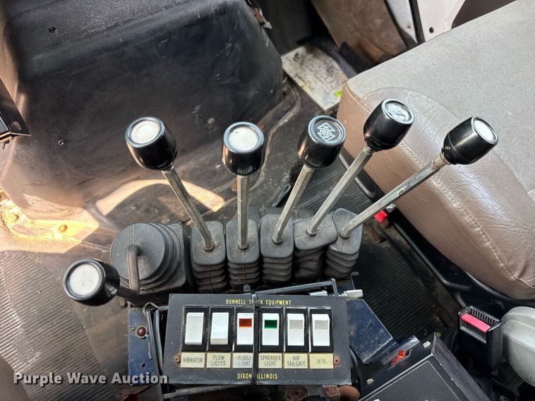 image for item DJ9676 2002 International 4900 dump truck