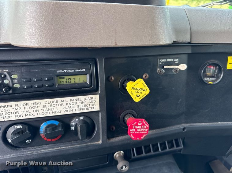 image for item DJ9676 2002 International 4900 dump truck